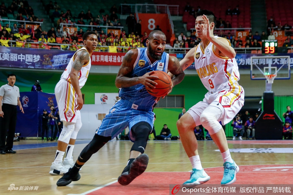 虎撲01月16日訊 今日NBA常規(guī)賽快船對陣籃網(wǎng)的比賽正在進(jìn)行中。比賽第二節(jié)，倫納德拋投打進(jìn)后再翻身命中跳投，已得到12分。
