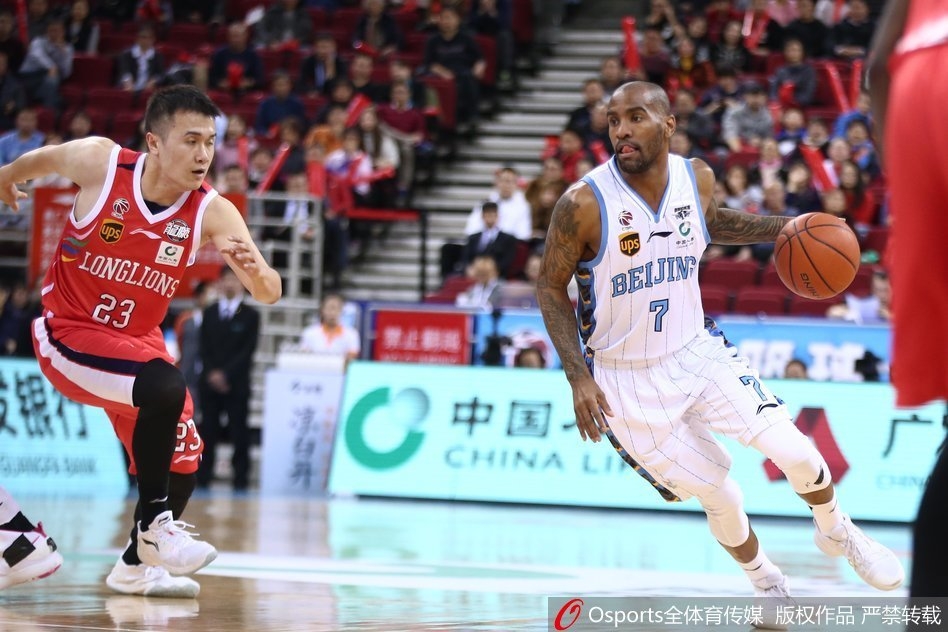虎撲01月17日訊 NBA常規(guī)賽火箭對陣國王的比賽正在進(jìn)行中。第三節(jié)比賽中，伊森底線突破過掉蒙克，迎著小薩完成單手劈扣。
