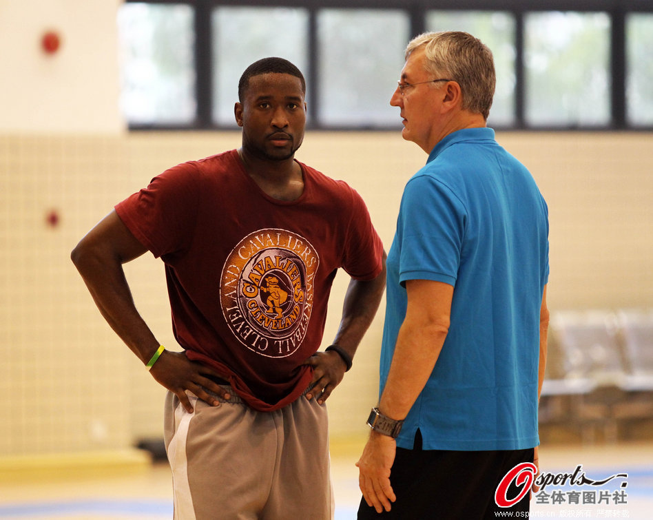 虎撲01月18日訊 今日NBA常規(guī)賽獨(dú)行俠對陣?yán)做谋荣愓谶M(jìn)行中。比賽第一節(jié)，華萊士底角接球命中三分，雷霆9-0高潮打停獨(dú)行俠。
