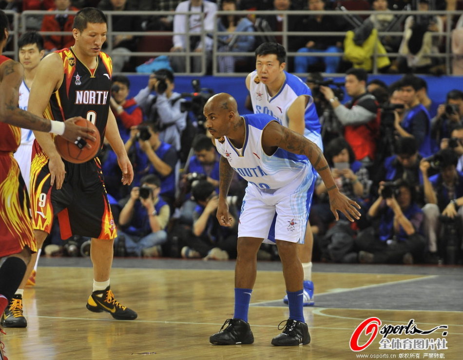 虎撲01月17日訊 NBA常規(guī)賽火箭對陣國王的比賽正在進(jìn)行中。第三節(jié)比賽中，杰倫-格林人縫中背運(yùn)過掉兩人，拉桿打進(jìn)單節(jié)9分2板2助。
