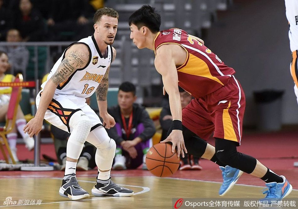虎撲01月17日訊 今天NBA常規(guī)賽雷霆主場對陣騎士的比賽已經(jīng)結(jié)束。全場戰(zhàn)罷，雷霆以134-114戰(zhàn)勝騎士。賽后，雷霆球員杰倫-威廉姆斯接受了媒體采訪。當(dāng)被問及隊友謝伊-吉爾杰斯-亞歷山大沖擊MVP，
