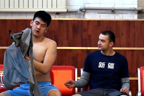 主攻手！拉松9中5砍半場(chǎng)最高11分外加2板1助 三分2中1