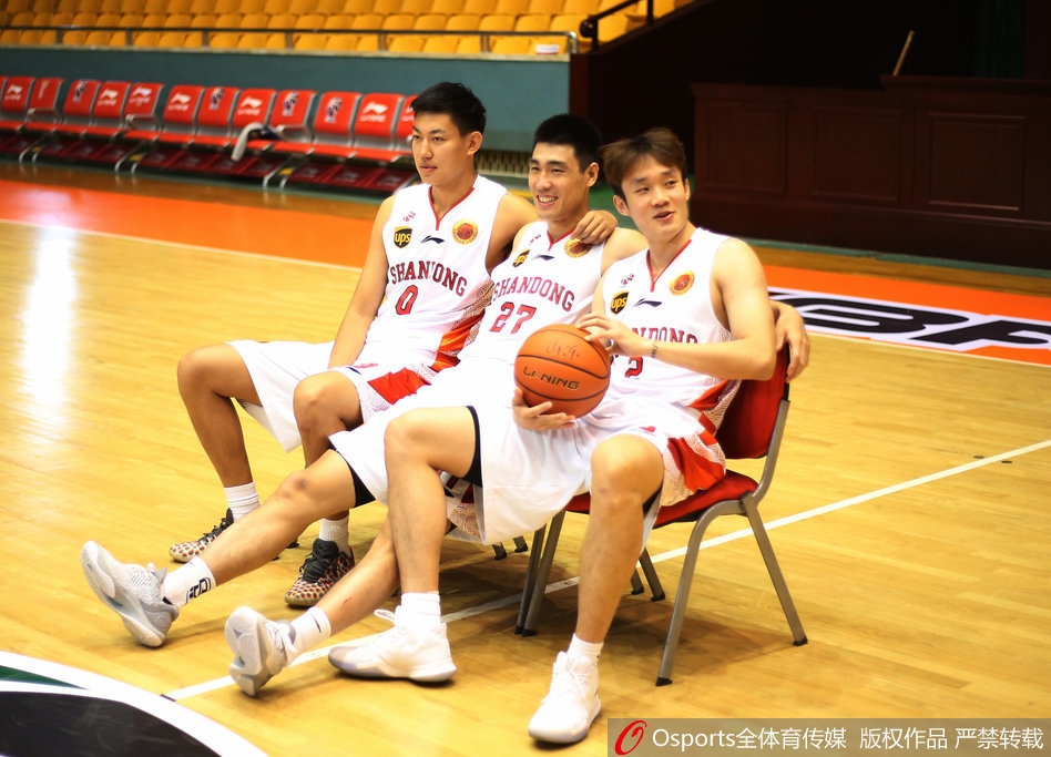 好久不見(jiàn)，泰山隊(duì)史首位外援巴力斯塔觀戰(zhàn)京魯大戰(zhàn)并激動(dòng)落淚