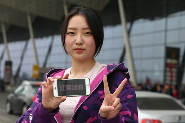 科菲突破后滯空頂著布朗打成2+1，綠軍挑戰(zhàn)成功改判進攻犯規(guī)