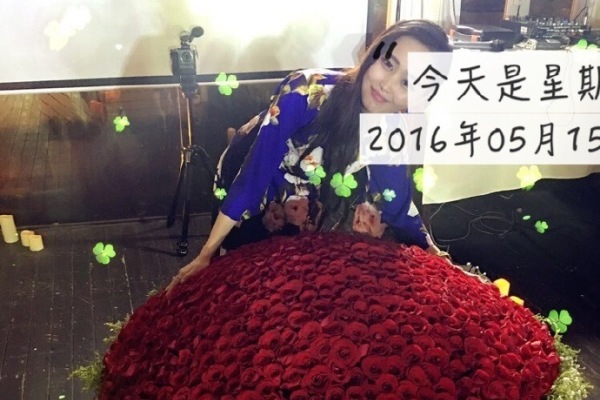 麥迪遜現(xiàn)身飛鏢比賽遭球迷不滿(mǎn)，本人回?fù)簦罕康伴]嘴