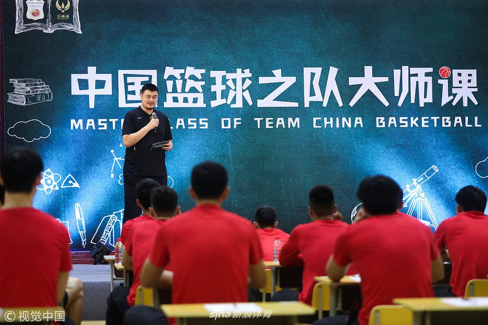 好久不見(jiàn)，泰山隊(duì)史首位外援巴力斯塔觀戰(zhàn)京魯大戰(zhàn)并激動(dòng)落淚