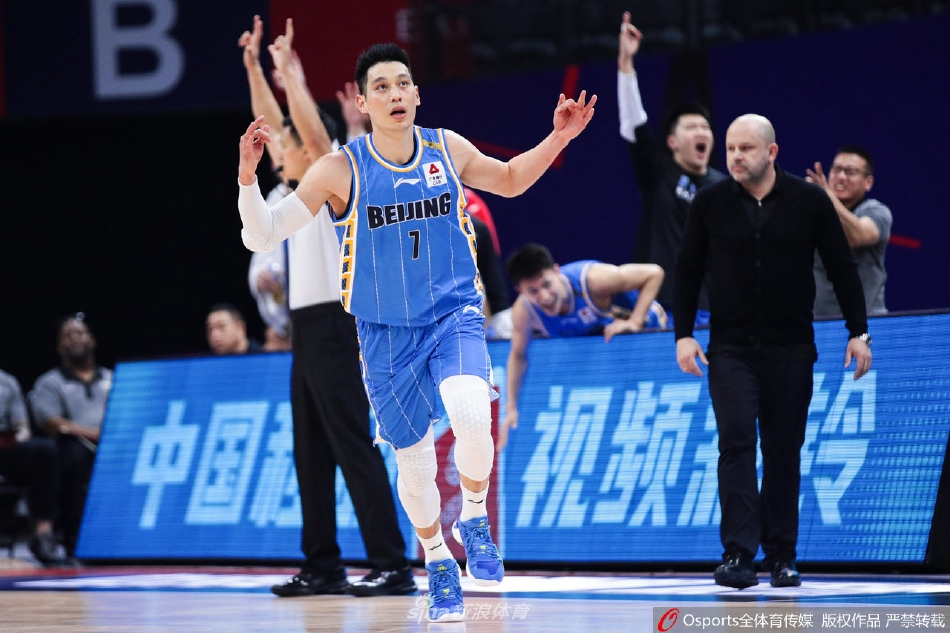 虎撲01月17日訊 今日NBA常規(guī)賽快船對陣開拓者的比賽正在進(jìn)行中。比賽第一節(jié)，鮑威爾晃飛防守命中壓哨三分，亨德森命中超遠(yuǎn)3分回應(yīng)。
