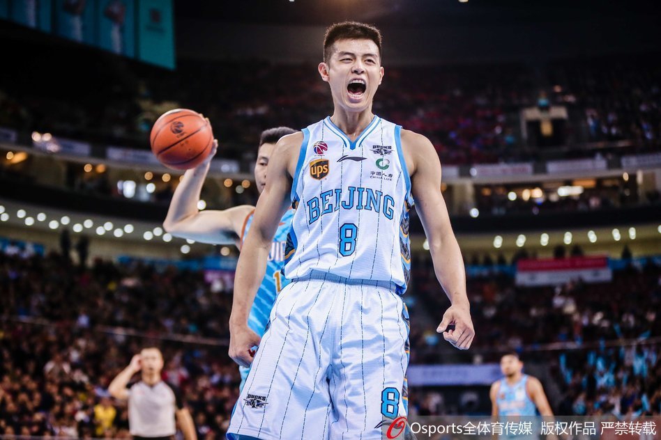 虎撲01月17日訊 今日NBA常規(guī)賽，騎士114-134不敵雷霆。本賽季騎士的前40場比賽結(jié)束，他們?nèi)〉?4勝6負(fù)的戰(zhàn)績。上賽季前40場，騎士的戰(zhàn)績?yōu)?5勝15負(fù)。
