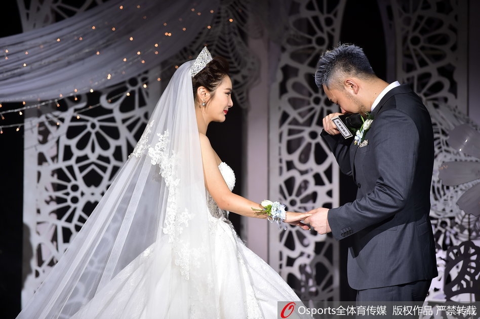 好久不見(jiàn)，泰山隊(duì)史首位外援巴力斯塔觀戰(zhàn)京魯大戰(zhàn)并激動(dòng)落淚