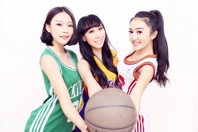相差17歲！格林40歲女友曬兩人親吻畫面：激烈爭吵后和好秀恩愛2025-09-14 11:00北京時(shí)間9月14日，太陽新援杰倫-格林與40歲女友在紐約街頭爆發(fā)激烈爭吵之后，他的女友曬兩人親吻畫面以及親
