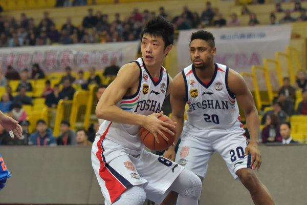 LIV英國站涅曼領先6桿爭奪第五冠 力矩隊領先團體