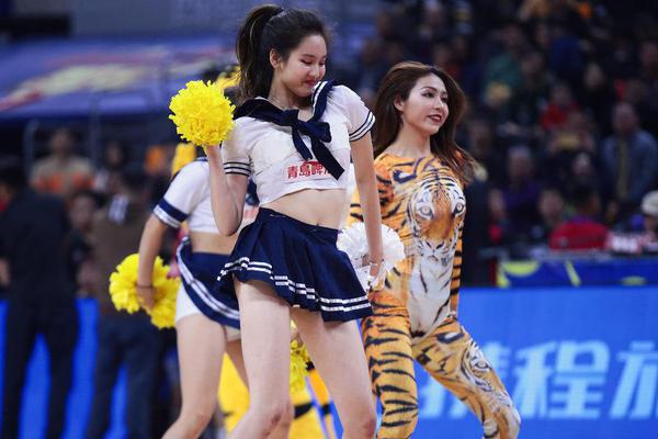 第29分鐘，萊昂納多晃過門將挑射破門，海港1