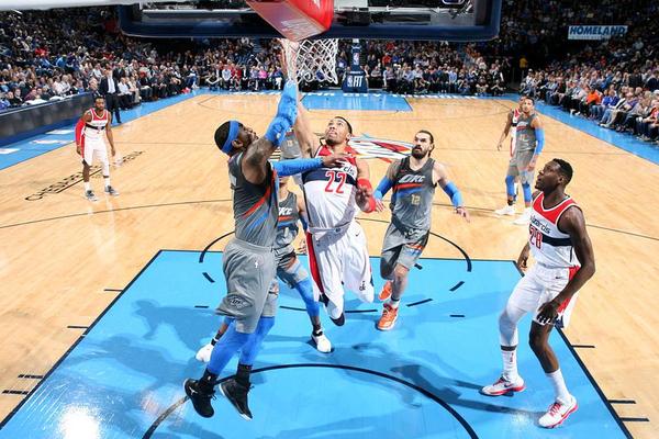 虎撲01月18日訊 NBA常規(guī)賽森林狼對陣尼克斯的比賽正在進(jìn)行中。第二節(jié)比賽中，愛德華茲干拔三分命中，森林狼三分20中12、尼克斯16中10。
