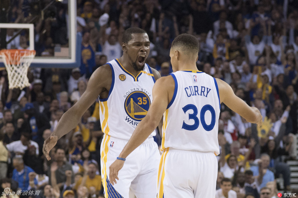 虎撲01月17日訊 NBA常規(guī)賽火箭對陣國王的比賽正在進(jìn)行中。第三節(jié)比賽中，杰倫-格林人縫中背運(yùn)過掉兩人，拉桿打進(jìn)單節(jié)9分2板2助。
