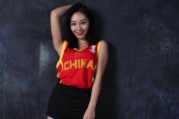 有驚無險！萊切特禁區(qū)內(nèi)二次反彈球打手，主裁回看后維持不給點