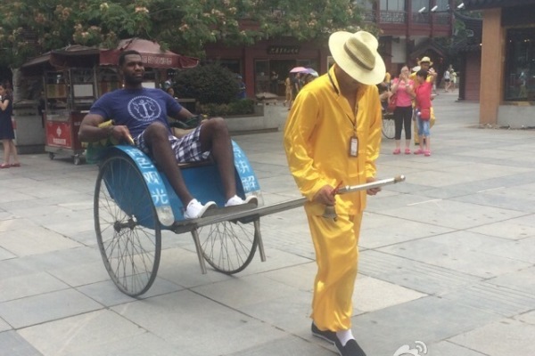 爭議巨大！狄龍搶球被吹犯規(guī)，解說直呼：碰球衣也算犯規(guī)？