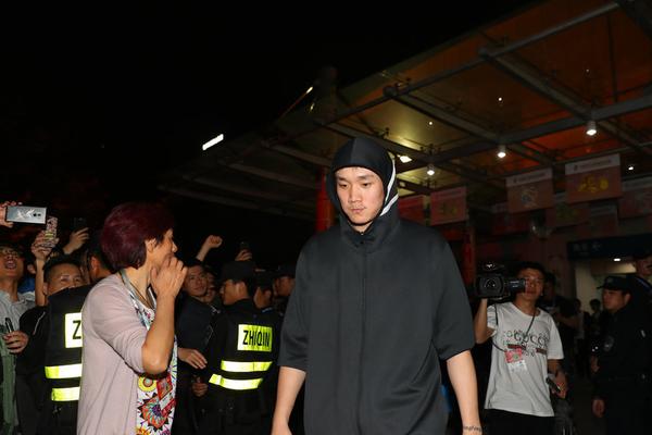 漲漲士氣！伊森底線突破過掉蒙克，迎著小薩完成單手劈扣