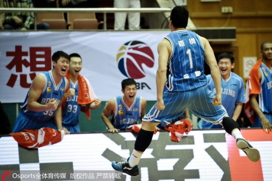 虎撲01月13日訊 今日，美媒Fastbreak Hoops曬出了前馬刺球員馬努-吉諾比利的賽場集錦。并配文表示：“馬努就是個球場上的藝術(shù)家?！?