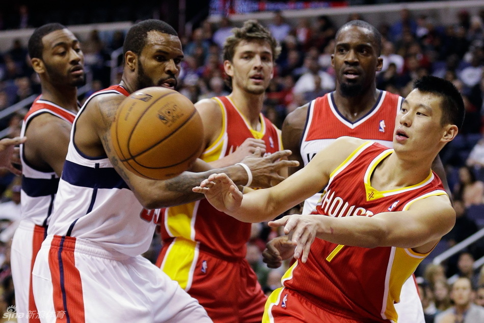 虎撲01月18日訊 NBA常規(guī)賽森林狼對陣尼克斯的比賽正在進(jìn)行中。第二節(jié)比賽中，愛德華茲干拔三分命中，森林狼三分20中12、尼克斯16中10。
