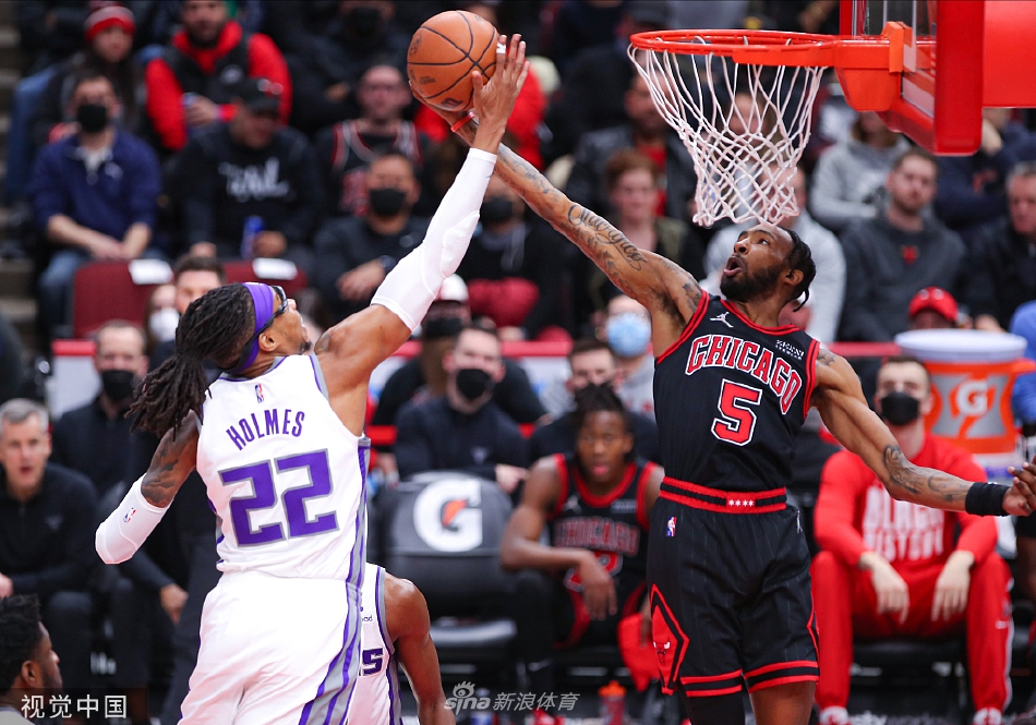 虎撲01月17日訊 昨日的NBA常規(guī)賽，莫蘭特完成一次對文班亞馬的暴力隔扣，可惜這一球被提前犯規(guī)未算。今日，美國網(wǎng)友將莫蘭特隔扣文班的瞬間做成了新的聯(lián)盟Logo。
