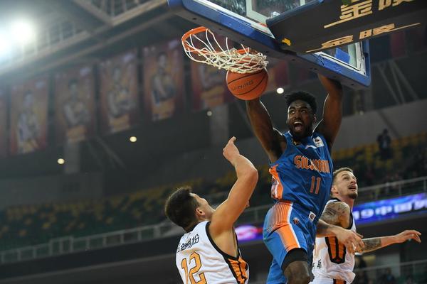 虎撲01月17日訊 NBA常規(guī)賽火箭對陣國王的比賽正在進(jìn)行中。第三節(jié)比賽中，杰倫-格林人縫中背運(yùn)過掉兩人，拉桿打進(jìn)單節(jié)9分2板2助。
