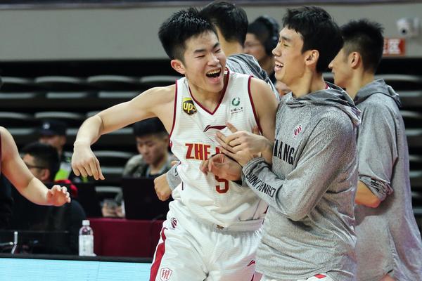 第29分鐘，萊昂納多晃過門將挑射破門，海港1